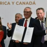 La vicepresidenta de Canadá, Chrystia Freeland, el representante comercial de EEUU, Robert Lighthizer, y el subsecretario de México para Norteamérica, Jesús Seade, firman las modificaciones del T-MEC, el 10 de diciembre de 2019 en México