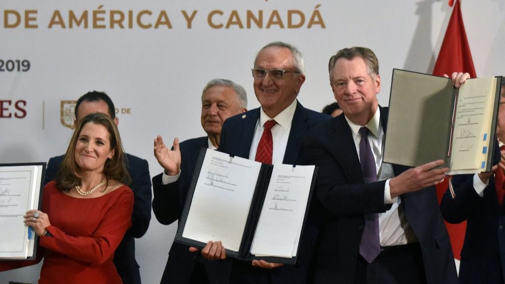 La vicepresidenta de Canadá, Chrystia Freeland, el representante comercial de EEUU, Robert Lighthizer, y el subsecretario de México para Norteamérica, Jesús Seade, firman las modificaciones del T-MEC, el 10 de diciembre de 2019 en México