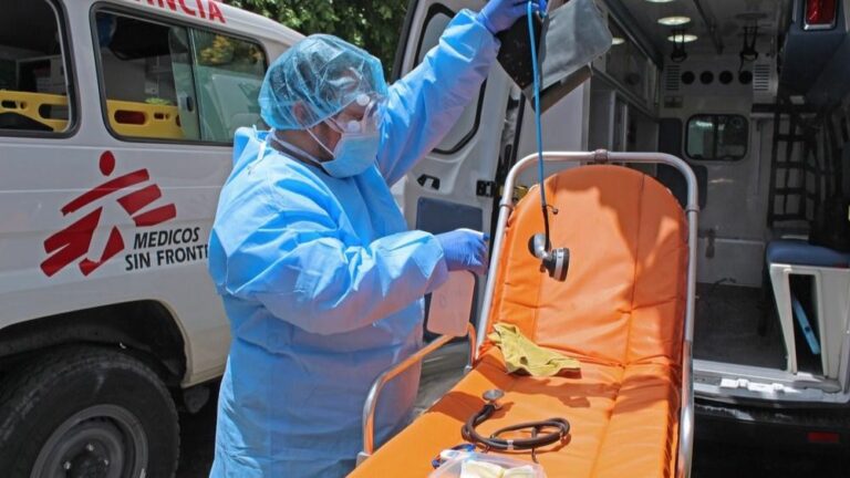 El servicio de ambulancias de MSF desinfecta el equipo tras una intervención en la ciudad de Soyapango durante la pandemia de coronavirus en El Salvador