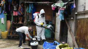 Desinfección por el coronavirus en al favela de Brasil