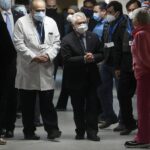El ministro de Salud de Chile, Enrique Paris, visitando un hospital
