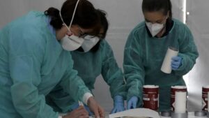 Enfermeras trabajando con mascarillas