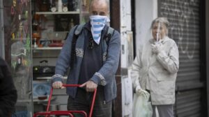 Personas con mascarilla y otras protecciones contra el coronavirus en Argentina