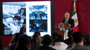 Andrés Manuel López Obrador junto a imágenes del avión presidencial