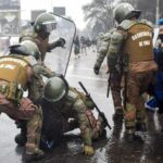 Carabineros detienen a personas en una manifestación mapuche contra la violencia de otros grupos