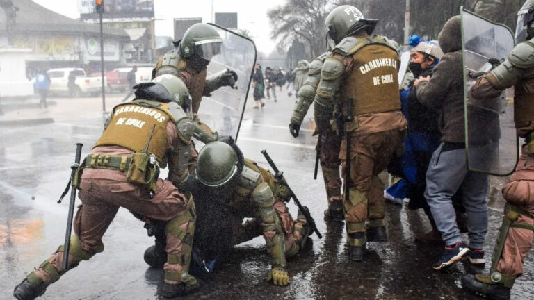 Carabineros detienen a personas en una manifestación mapuche contra la violencia de otros grupos