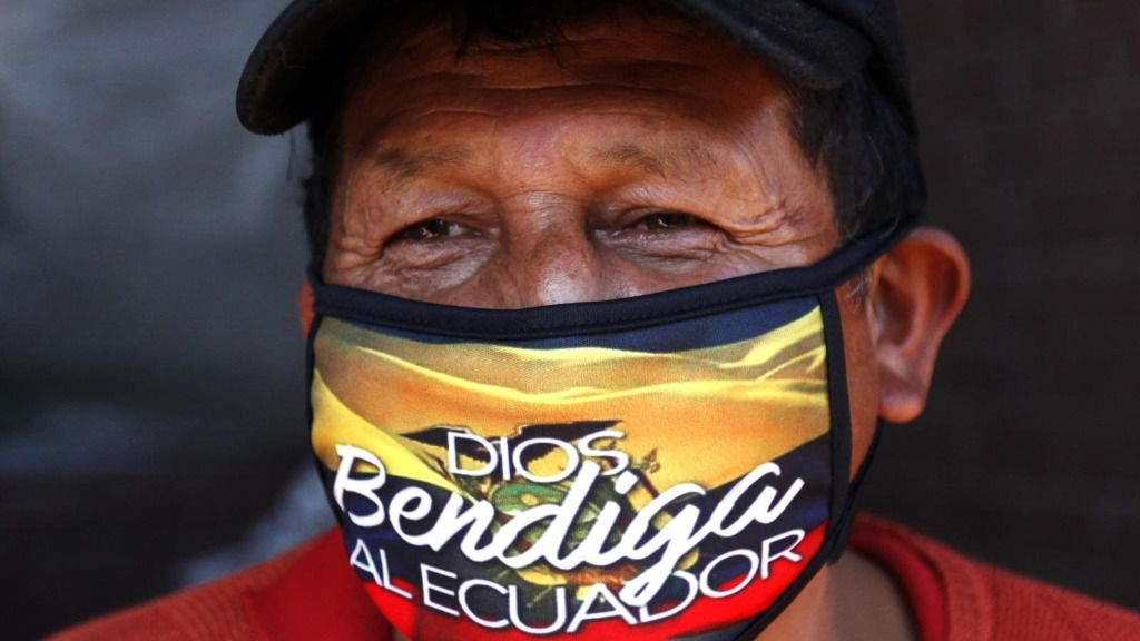Imagen de un hombre con mascarilla en Ecuador