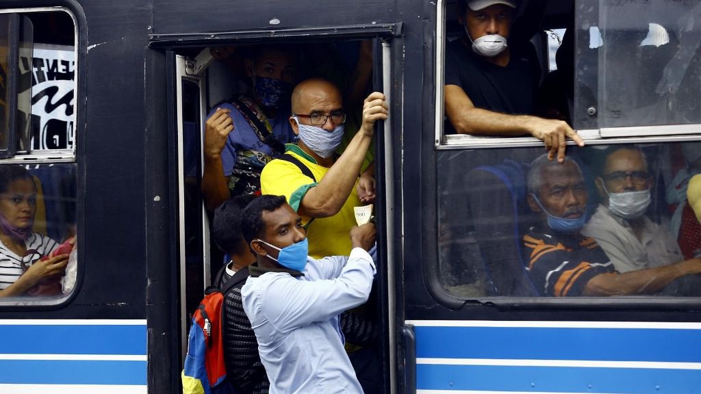 Personas en un autobús durante la pandemia de coronavirus en Venezuela