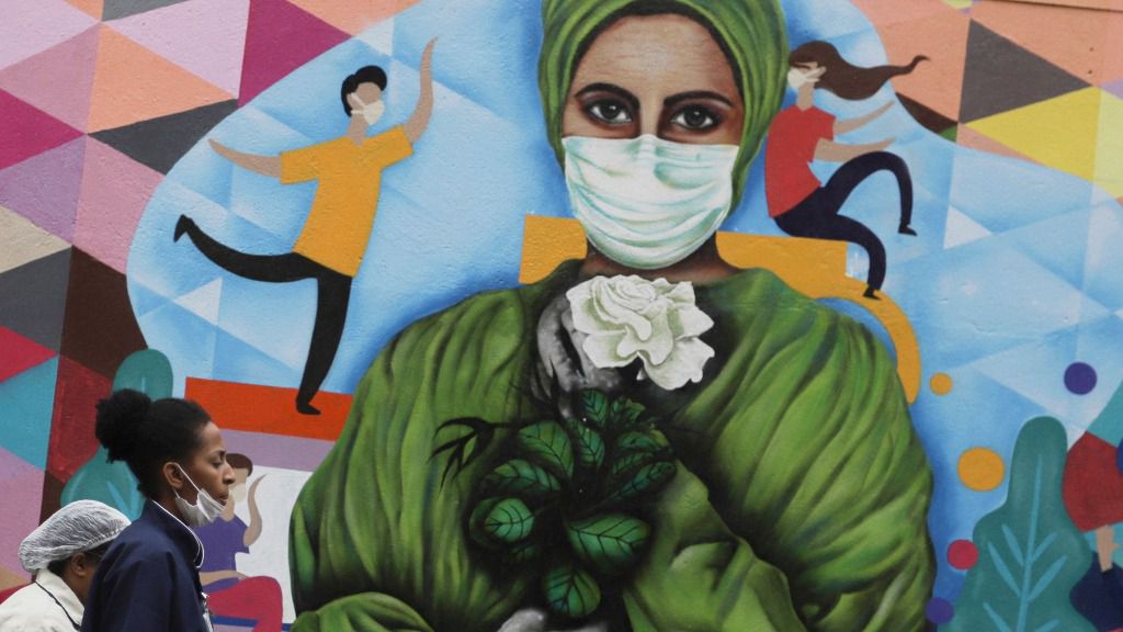 Mural pintado en honor a los trabajadores del sector sanitario por su labora durante la pandemia, en Sao Paulo