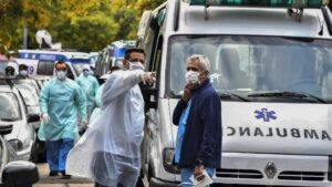 Personal médico a las puertasde un hospital de Buenos Aires