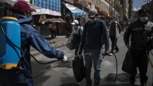 Tareas de desinfección en La Paz durante la pandemia de coronavirus en Bolivia