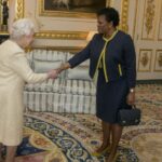 La reina Isabel II de Inglaterra y la gobernadora general de Barbados, Sandra Mason