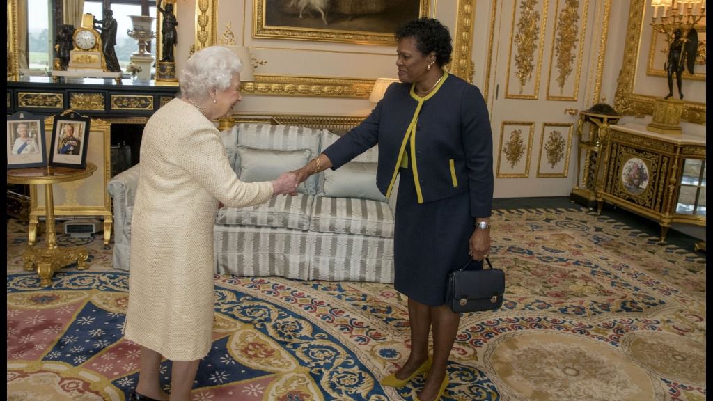 La reina Isabel II de Inglaterra y la gobernadora general de Barbados, Sandra Mason