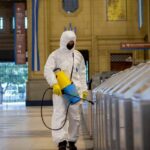 Trabajos de desinfección por coronavirus en la estación de Constitución de Buenos Aires