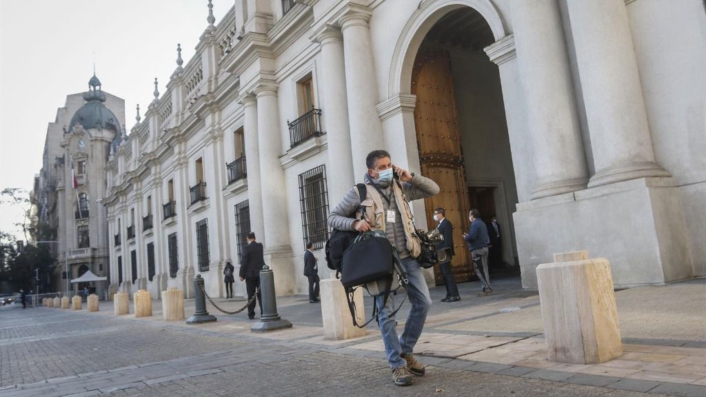Un periodista en el Palacio de La Moneda de Chile durante la pandemia de coronavirus