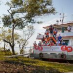 El barco solidario de World Vision durante un viaje por el Amazon para prevenir contra el coronavirus