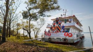 El barco solidario de World Vision durante un viaje por el Amazon para prevenir contra el coronavirus