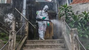 Trabajos de desinfección en una favela de Brasil durante la pandemia de coronavirus