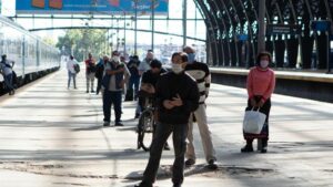 Un grupo de personas hace cola en la estación de tren de Retiro, en Buenos Aires, a la espera de someterse a la prueba de Covid-19