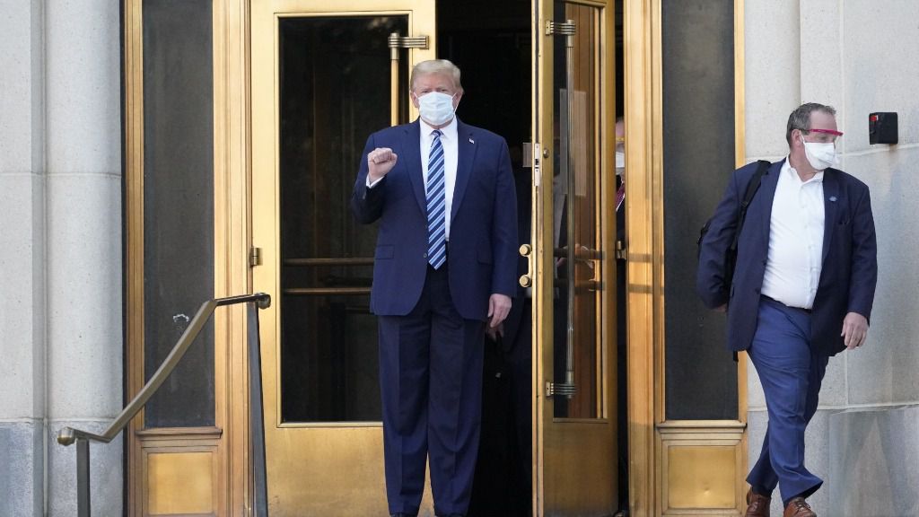 El presidente de Estados Unidos, Donald Trump, a su salida del hospital militar Walter Reed