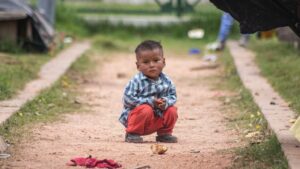Un niño del pueblo emberá en Bogotá, Colombia