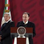 El presidente de México, Andrés Manuel López Obrador (izqda) escucha el discurso del secretario de Seguridad, Alfonso Durazo