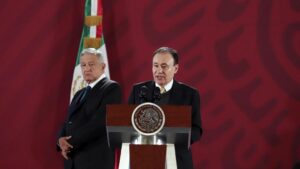 El presidente de México, Andrés Manuel López Obrador (izqda) escucha el discurso del secretario de Seguridad, Alfonso Durazo