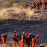 Bomberos durante las labores de extinción de un incendio en California