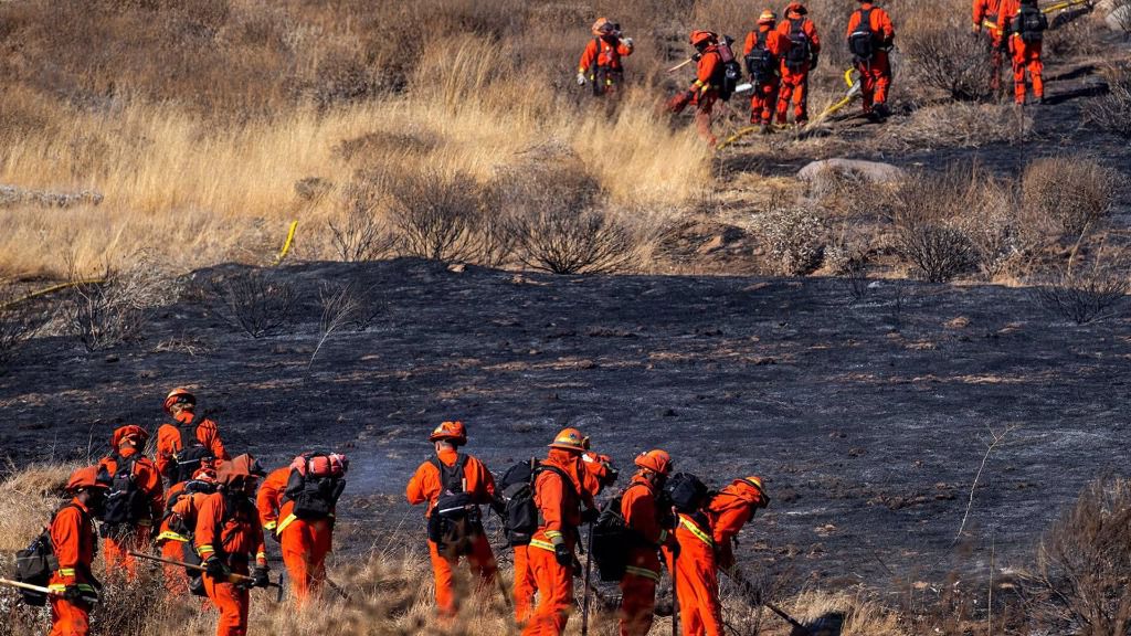 Bomberos durante las labores de extinción de un incendio en California