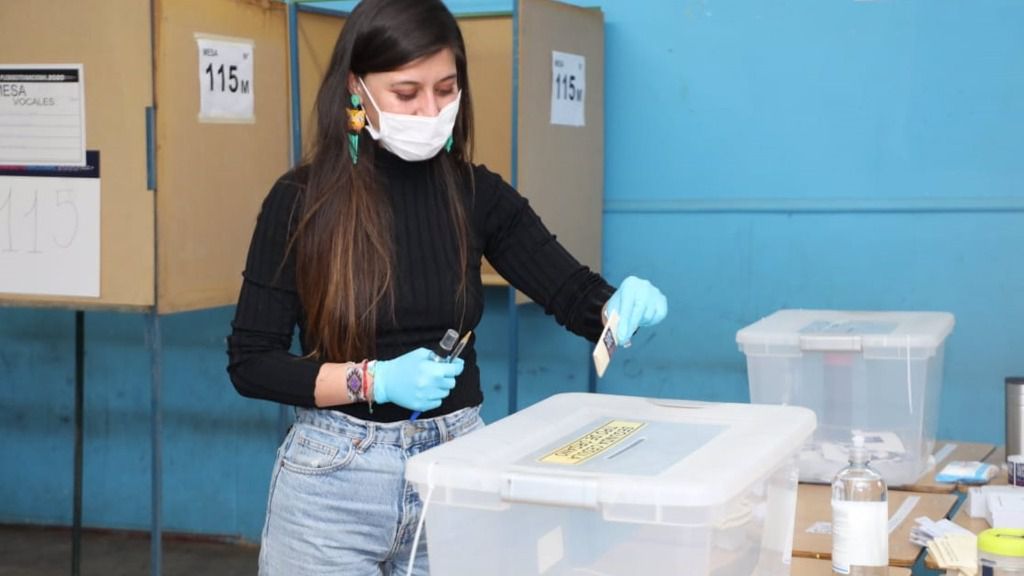 Una chilena votando en el plebiscito consitucional