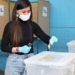 Una chilena votando en el plebiscito consitucional