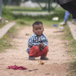 Un niño del pueblo emberá en Bogotá, Colombia