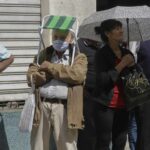Pensionistas con mascarilla en Tucumán