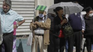 Pensionistas con mascarilla en Tucumán