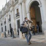 Un periodista en el Palacio de La Moneda de Chile durante la pandemia de coronavirus