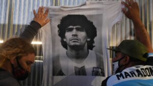 Seguidores de Diego Armando Maradona a las puertas del hospital donde ha sido operado por un hematoma en el cerebro