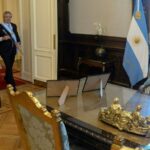 El presidente de Argentina Alberto Fernández entra a su oficina en la Casa Rosada luego de la ceremonia de asunción en el Congreso, el 10 de diciembre de 2019 en Buenos Aires