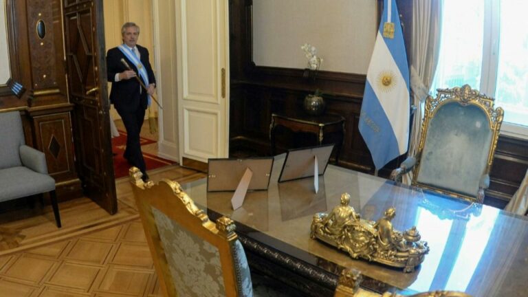 El presidente de Argentina Alberto Fernández entra a su oficina en la Casa Rosada luego de la ceremonia de asunción en el Congreso, el 10 de diciembre de 2019 en Buenos Aires