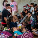 Familias refugiadas en un albergue de San Pedro Sula, Honduras, tras el paso del huracán 'Eta'