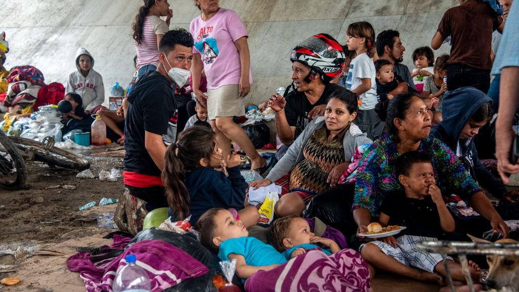 Familias refugiadas en un albergue de San Pedro Sula, Honduras, tras el paso del huracán 'Eta'