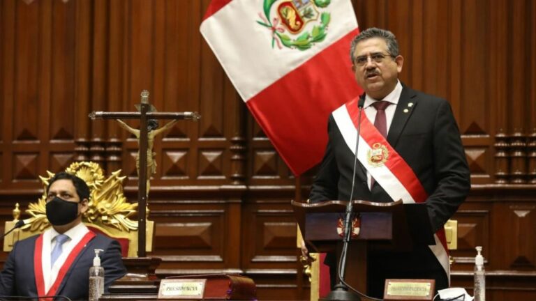 Manuel Merino toma posesión como presidente de Perú