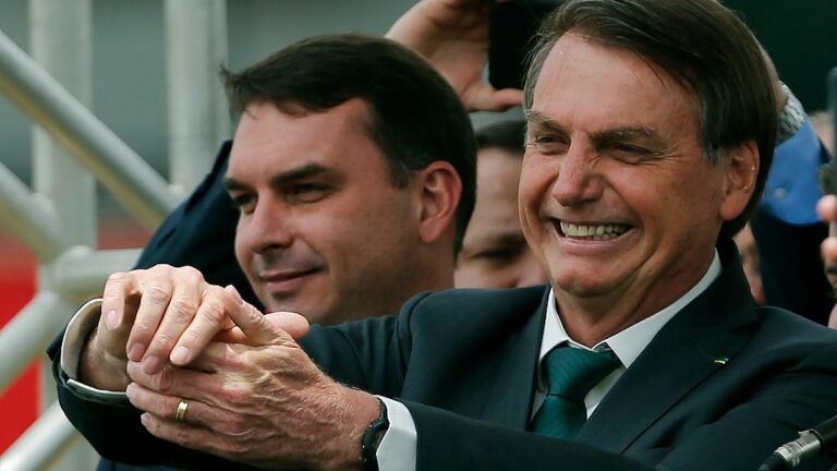 El presidente de Brasil, Jair Bolsonaro, y su hijo Flavio