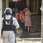 Dos mujeres junto al cadáver de un hombre abatido en Veracruz, México