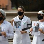 Personal de enfermería muestra fotos de compañeros muertos durante la pandemia en Brasil