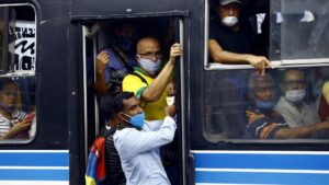 Personas en un autobús durante la pandemia de coronavirus en Venezuela