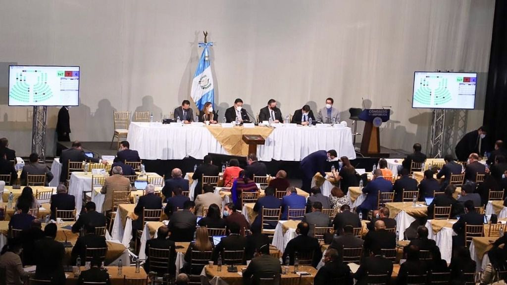 Los diputados de Guatemala celebran una sesión en el Teatro Nacional