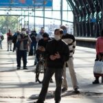 Un grupo de personas hace cola en la estación de tren de Retiro, en Buenos Aires, a la espera de someterse a la prueba de Covid-19