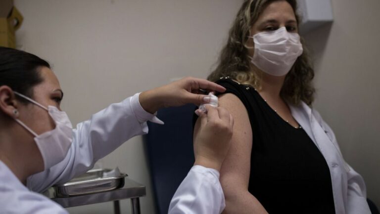 Una de las personas voluntarias en recibir la vacuna de la farmacéutica china Sinova en Brasil