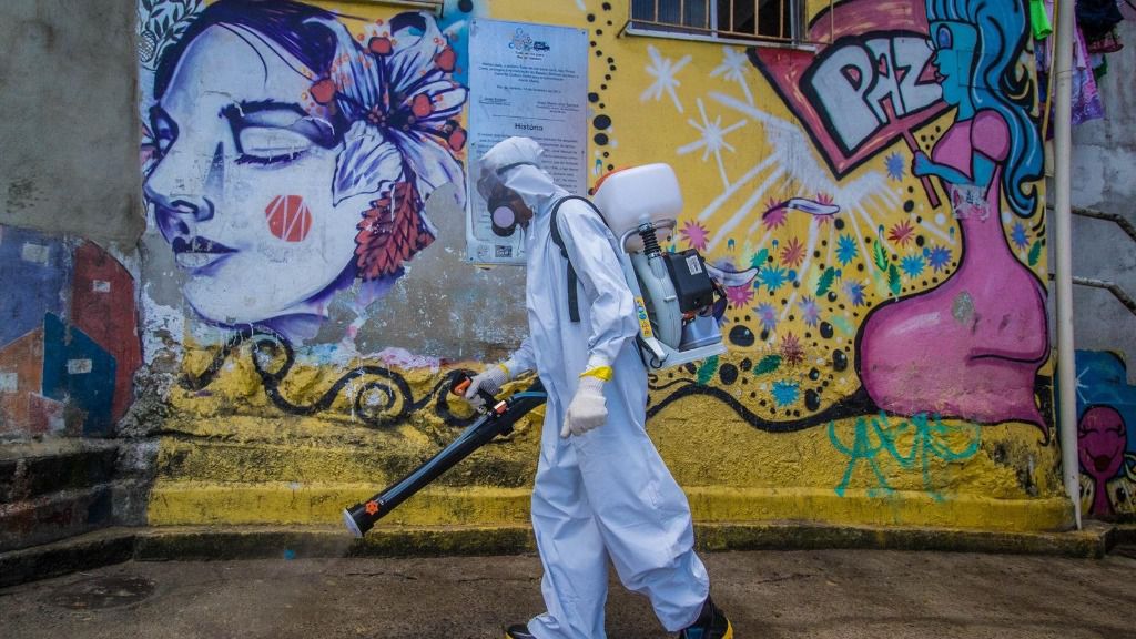 Un voluntario durante las labores de desinfección y limpieza de la favela de Santa Marta, en el sur de Río de Janeiro