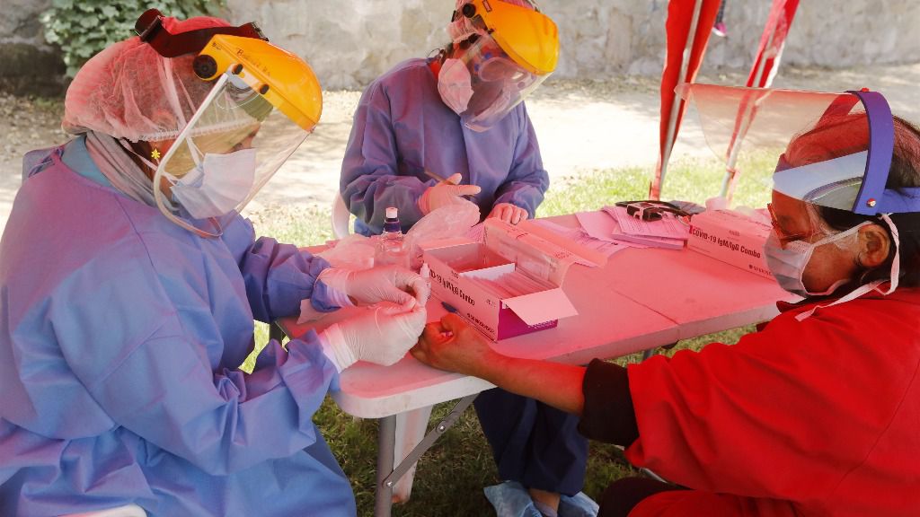Una trabajadora sanitaria realiza pruebas rápidas del coronavirus en Perú